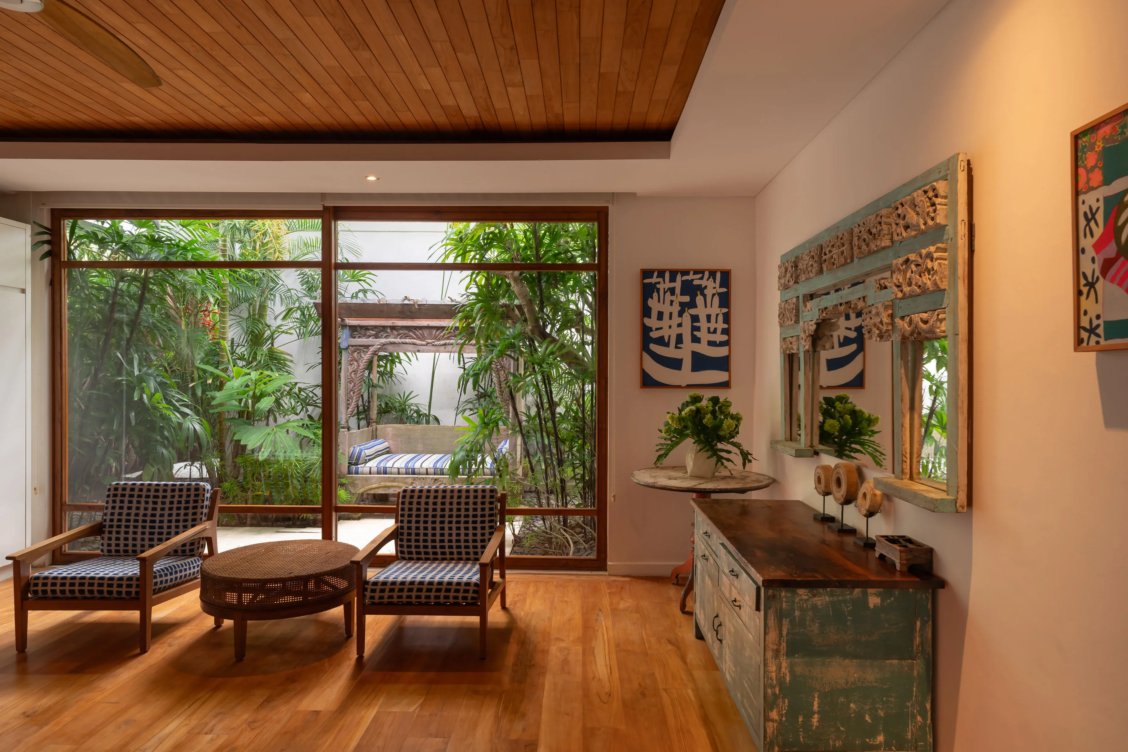Twin bed configuration in poolside room at Villa Zambala
